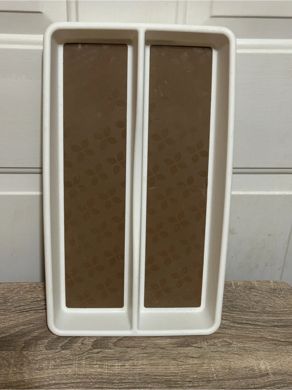 Rubbermaid Plastic Gadget Tray 2 Compartments Non-Slip White W/ Brown‎ Inserts
